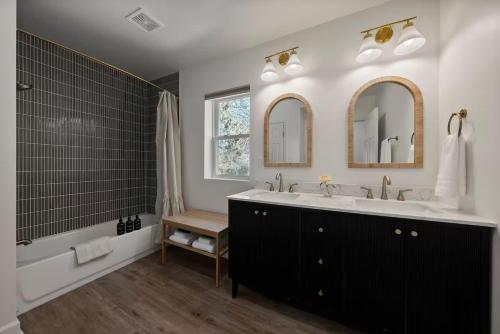 Fawcett Center For Tomorrow HeliportStunning 2 BR - Parking and Walk to Park的一间带大水槽和浴缸的浴室