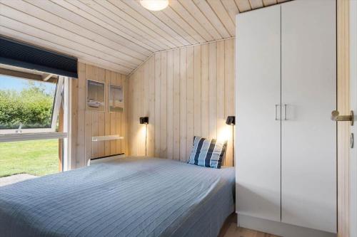 a bedroom with a bed and a large window at JB232-Brovst-Kronvildtvej-20 in Tranum