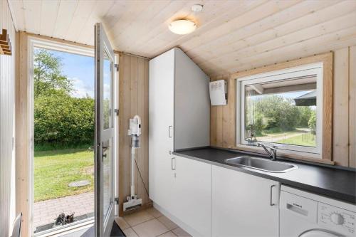 a kitchen with a sink and a window at JB232-Brovst-Kronvildtvej-20 in Tranum