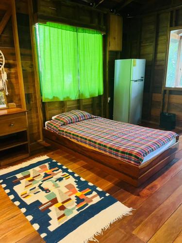 En eller flere senge i et værelse på Green Jay Cabins