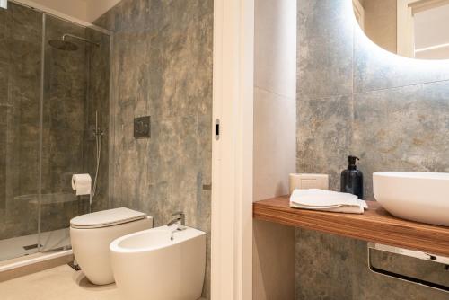 a bathroom with a toilet and a sink and a shower at Da Lucia - Moderno Trilocale vicino al Centro e alla Spiaggia in Capo dʼOrlando