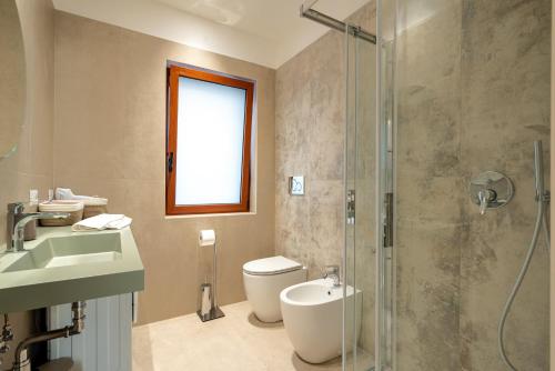 a bathroom with a toilet and a sink and a shower at Da Lucia - Moderno Trilocale vicino al Centro e alla Spiaggia in Capo dʼOrlando
