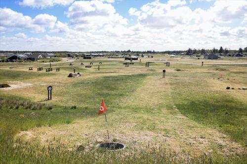 a golf course with a flag in the middle of a field at JB326-Brovst-Kronvildtvej-134 in Tranum
