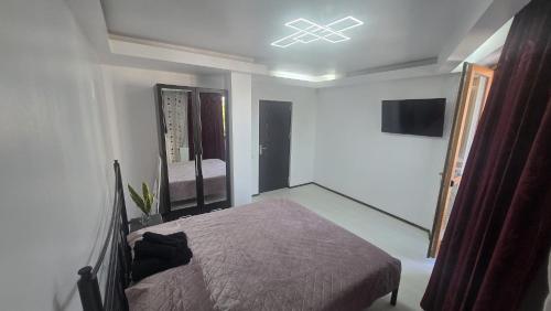 Letto o letti in una camera di Cozy 2-Bedroom Apartment with Private Balcony- SELF CHECK-IN