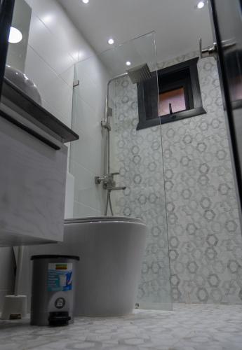a bathroom with a shower and a bath tub at Villa Dulce Refugio in Cabrera