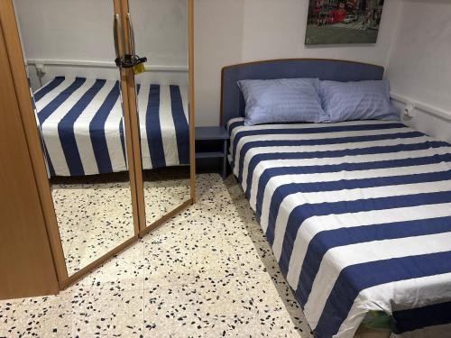 un dormitorio con dos camas y un espejo en Le study, en Béziers