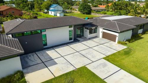 an overhead view of a house with a yard at The Mansion One and Only Luxurios 8 000 ft Villa in Melalevca Isles