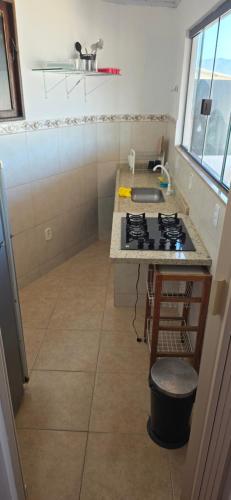 a kitchen with a stove and a counter top at Pousada Mar Dos Anjos in Arraial do Cabo