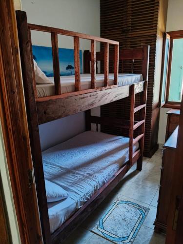 Dos literas en una habitación con ventana. en Watamu Ascot Residence, en Watamu
