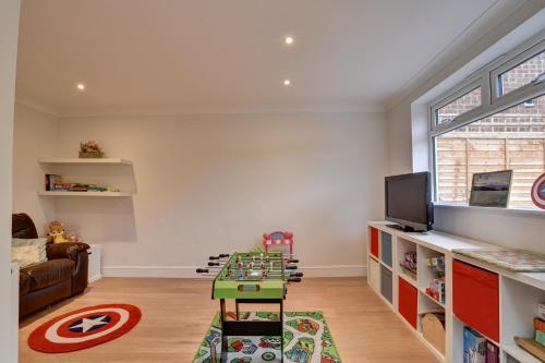 Un televizor și/sau centru de divertisment la Spacious 4 bedroom house in Bishop's Stortford