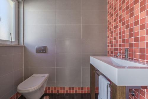 Ένα μπάνιο στο V4 Duplex Quinta do Lago Sal