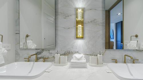 佩尼亚斯科港Luxury Studio with King Bed Oceanview Terrace at Sonoran Star Resort的配有两个水槽和两面镜子的浴室