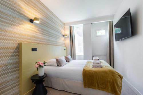 a hotel room with a bed and a window at Résidence Saint Charles - Paris Expo in Paris
