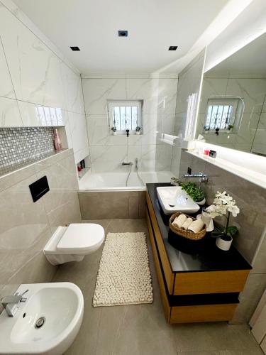 Ένα μπάνιο στο Una-Luxury-suite