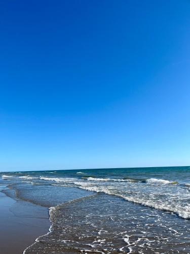 a view of the ocean from the beach at La Casetta di Elena in LʼAmericano