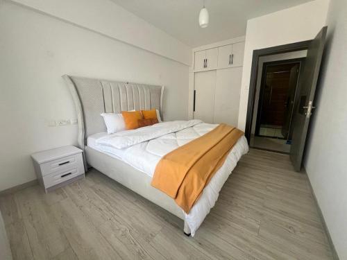 Postel nebo postele na pokoji v ubytování Modern, stylish, pristine apartment with fast WiFi, gym and pool in Lavington Nairobi
