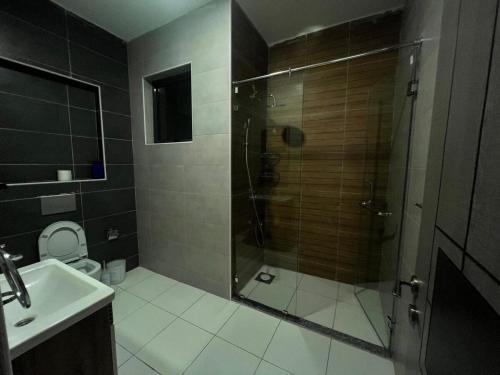 Koupelna v ubytování Modern, stylish, pristine apartment with fast WiFi, gym and pool in Lavington Nairobi