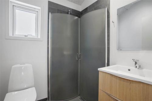ein Badezimmer mit Dusche, Toilette und Waschbecken in der Unterkunft JB164 Fjerritslev - Poppelvej 16 in Fjerritslev