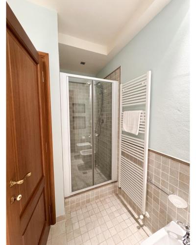 a bathroom with a shower and a sink at Villa Diamante in Lamporecchio