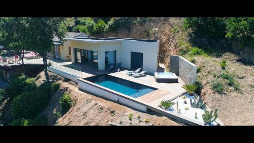 Πισίνα στο ή κοντά στο La Colline by Pinarello Villa Services