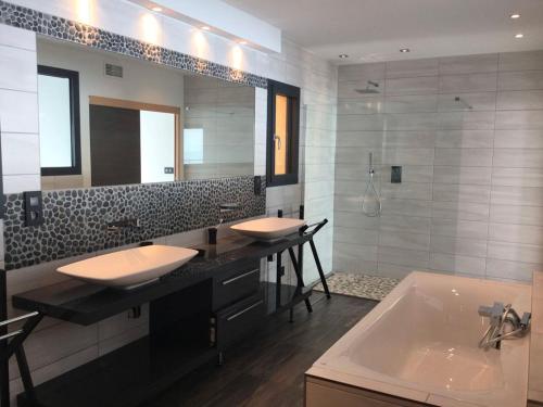 Ένα μπάνιο στο La Colline by Pinarello Villa Services