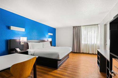 Giường trong phòng chung tại Signature Inn Miami
