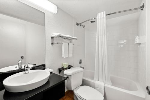 Phòng tắm tại Signature Inn Miami