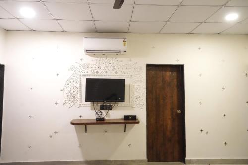 TV a/nebo společenská místnost v ubytování Aarambh Jungle Vista Resort, Gir