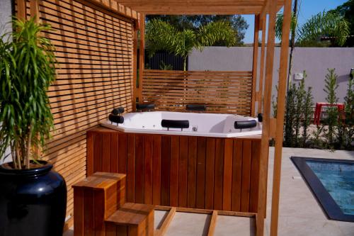 una vasca idromassaggio in un patio con piscina di Hotel & Pousada Porto Ubá a Lidianópolis