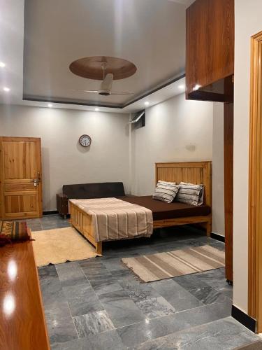 Una cama o camas en una habitación de Sarai Abbottabad