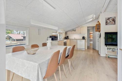 Cuisine ou kitchenette dans l'établissement JB118-Fjerritslev-Ahornvej-8
