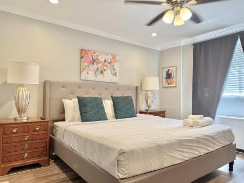 a bedroom with a large bed with two lamps and a ceiling fan at Atlanta Downtown Onsite Parking King! 3BR LM 06 Units in Atlanta