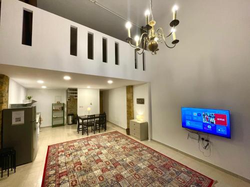 Телевизор и/или развлекательный центр в Klokkari Stays - Cozy Stay City Center By Platform 357