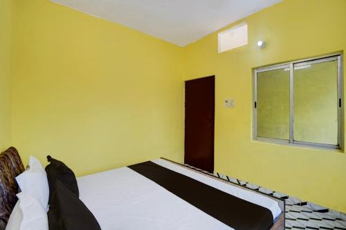 Una cama o camas en una habitación de Hotel O Samyak Hotel