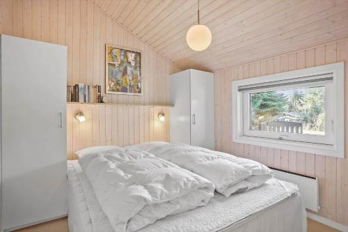 ein Schlafzimmer mit einem weißen Bett mit einem Fenster in der Unterkunft JB185 Fjerritslev - Poppelvej 26 in Fjerritslev
