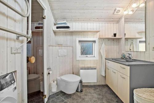 ein kleines Badezimmer mit Toilette und Waschbecken in der Unterkunft JB185 Fjerritslev - Poppelvej 26 in Fjerritslev
