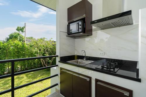 Η κουζίνα ή μικρή κουζίνα στο DC Resident Phuket