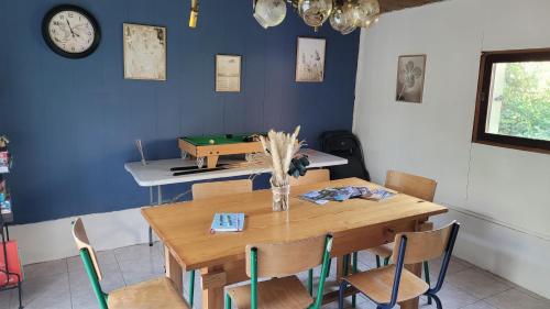 a dining room with a table and a pool table at maisonnette à la campagne in Saint-Mesmin