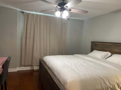 Postel nebo postele na pokoji v ubytování 2BR Chic Downtown ATL Condo w Free Parking LM602