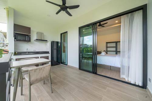 Η κουζίνα ή μικρή κουζίνα στο DC Resident Phuket