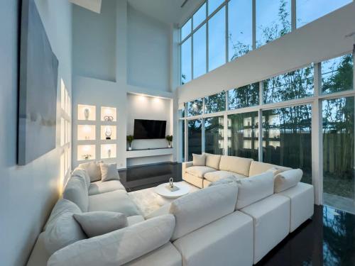 una gran sala de estar blanca con un gran sofá blanco en New construction 2 story Villa jacuzzi pool luxury, en Fort Lauderdale
