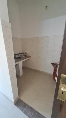 una habitación vacía con una mesa en una habitación en Shivang, en Jammu