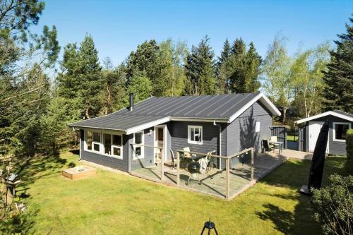 a modular home with a large yard with a house at JB246-Brovst-Graevlingevej-13 in Tranum