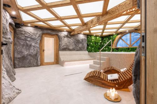 コシチェリスコにあるŚwistak Residence&Spaの木製の天井と階段のあるリビングルーム