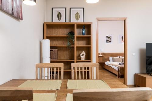 una sala de estar con una mesa y dos sillas en Spacious luxury all inclusive old town flat, en Tallin