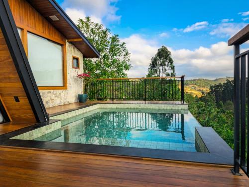 una casa con piscina en una terraza en Gran Chalé, en Santa Teresa