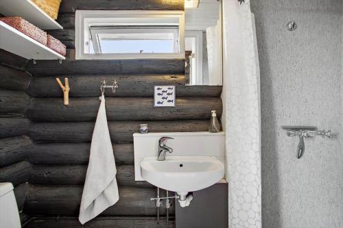 a bathroom with a sink and a mirror at JB119-Brovst-Ejstrup-Strandvej-18 in Brovst