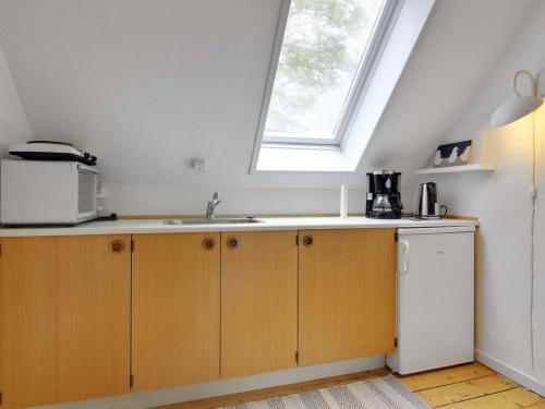 una cocina con fregadero y ventana en Apartment Zlatka - 250m from the sea by Interhome, en Skagen