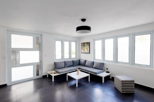Ruang duduk di Home for 9 with Pool and Solar Panels in Vieques!