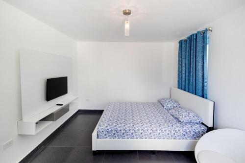 Katil atau katil-katil dalam bilik di Home for 9 with Pool and Solar Panels in Vieques!